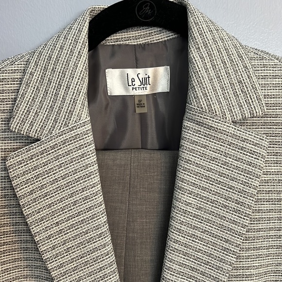 Le Suit 6Petite Gray & White Two-Piece Pant Suit - Picture 2 of 5